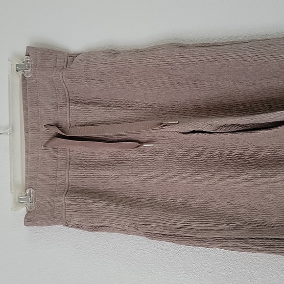 Lululemon Retreat Yourself Crop - Picture 2 of 6